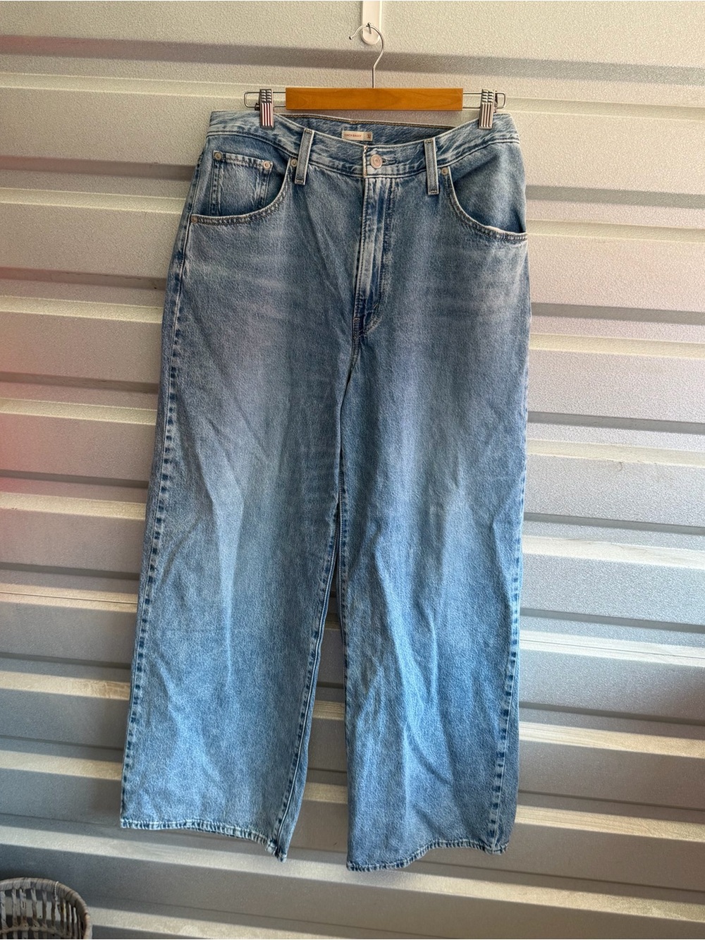 Levi’s cinch baggy jeans